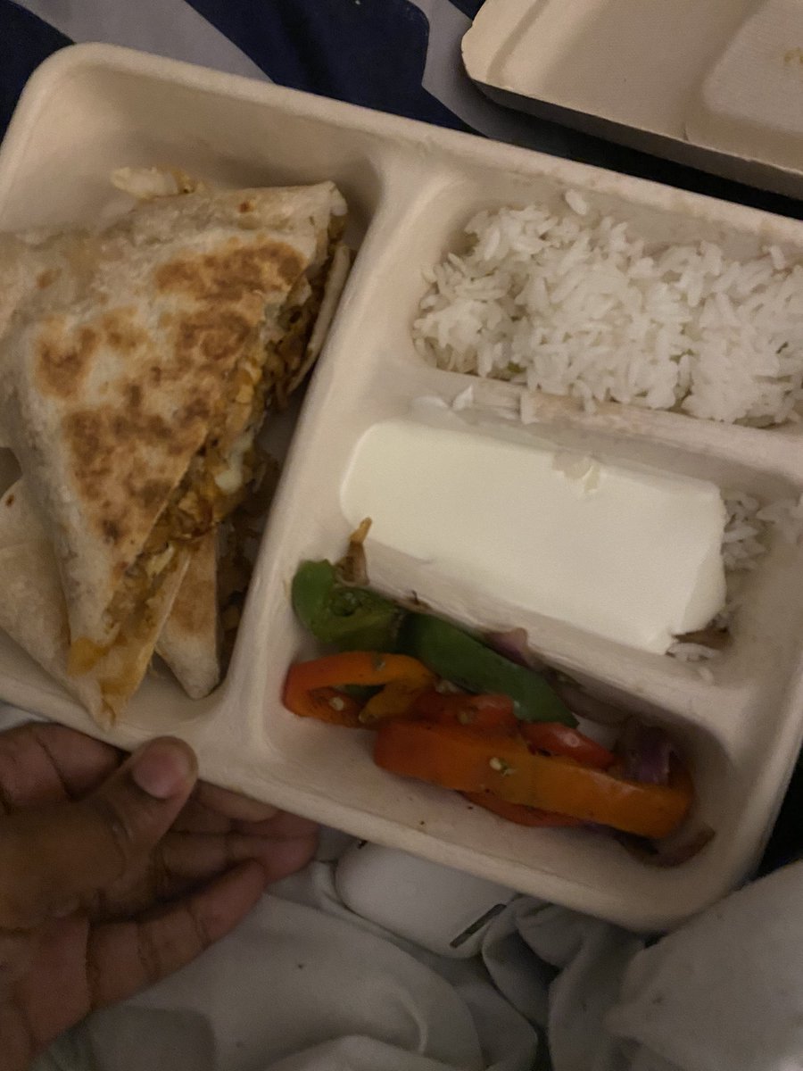 dee_elpee's tweet photo. @ChipotleTweets I hate y’all so much bro. You put vinaigrette as one of my three sides, didn’t give me any, AND put the fajitas NEXT TO the quesadilla??? Not in it????? https://t.co/4ChSQR65a7