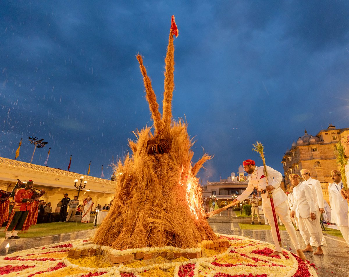 Eternal Mewar (@eternal_mewar) on Twitter photo Celebrating the living heritage!
The auspicious occasion of Holika Dahan was celebrated at The City Palace, Udaipur with all the rituals.
<a href="/lakshyarajmewar/">LakshyarajSinghMewar</a>
#HolikaDahan #Holi #TheCityPalace #EternalMewar #Udaipur #Rajasthan Celebrating the living heritage!
The auspicious occasion of Holika Dahan was celebrated at The City Palace, Udaipur with all the rituals.
<a href="/lakshyarajmewar/">LakshyarajSinghMewar</a>
#HolikaDahan #Holi #TheCityPalace #EternalMewar #Udaipur #Rajasthan
