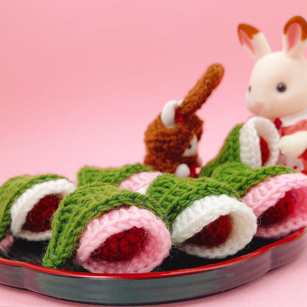 masaru_Handmade's tweet photo. お母さんのさくらもち
「スンスン♡葉っぱのいい香り」
さくらもちに囲まれて大きく深呼吸するredちゃんです

#あみぐるみ　#さくらもち　#シルバニア　#シルバニア絵本 https://t.co/cEwIY7IKzR