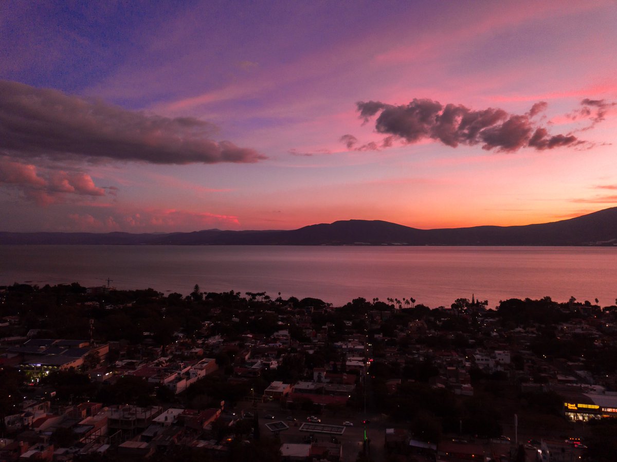 AlejandroA_C's tweet photo. Les comparto este poema, llamado: “Atardecer en #Chapala” 🌅 https://t.co/FUCpLwCStZ