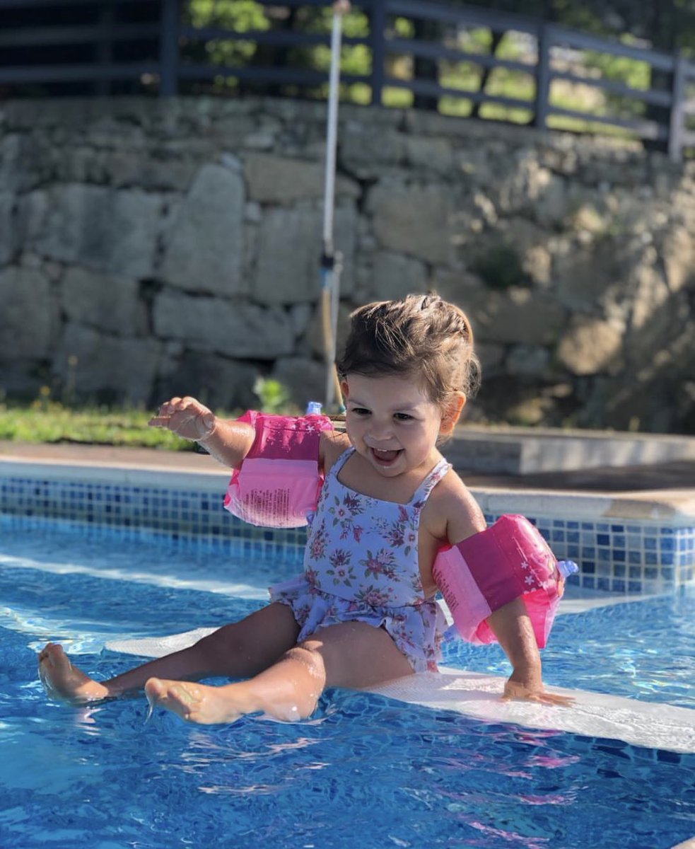 kuttlerLiz's tweet photo. 🌸 Piscininha amor 🌊

Hoje o dia aqui foi com bastante sol e muita água, me refresquei bastante igual uma sereia, mamãe já está pesando em me colocar na aula de natação pois gosto de água igual peixinho!! ❤️ https://t.co/Qf8n8QRm7N