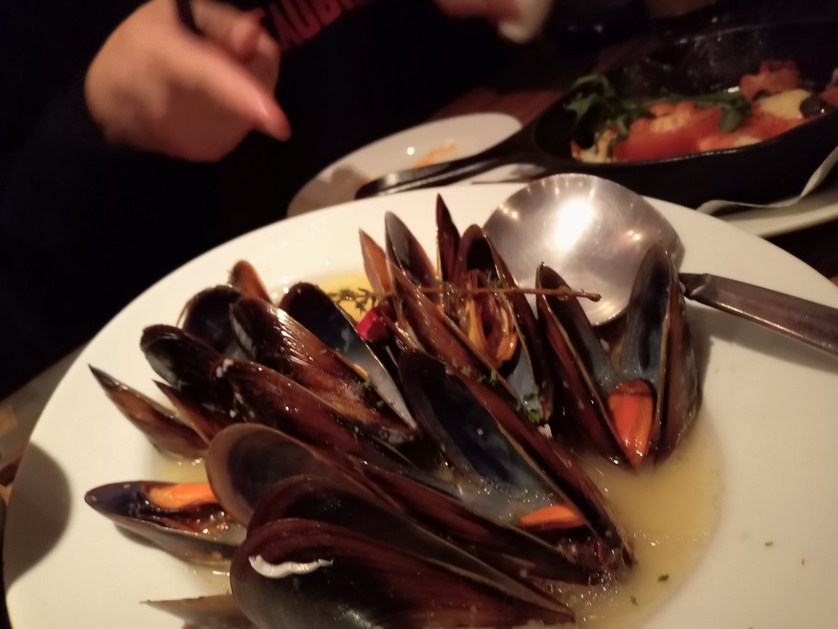 1i1ium1i1y's tweet image. ✔#bartime
#焼きカプレーゼ
#とっさりムール貝の白ビール蒸し
#季の美
@#池袋 Abbot's Choice

日曜深夜のテンションで、
そのまま二軒目へ🍸

ただの酔っ払い三人。笑
大好きすぎる。

#AbbotsChoice  #アボットチョイス
#bar #バー #深夜営業 #アイリッシュパブ
.