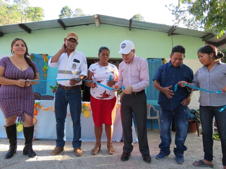 ComayaguaMuni's tweet photo. #Electricidad: Habitantes de la comunidad de #LasGradas, ahora cuentan con un importante proyecto de #EnergíaEléctrica, construido por la @ComayaguaMuni que dirige el #AlcaldeCarlosMiranda, beneficiando al menos 350 habitantes de este sector.
#ComayaguaAvanza https://t.co/I9VGGdG8kj