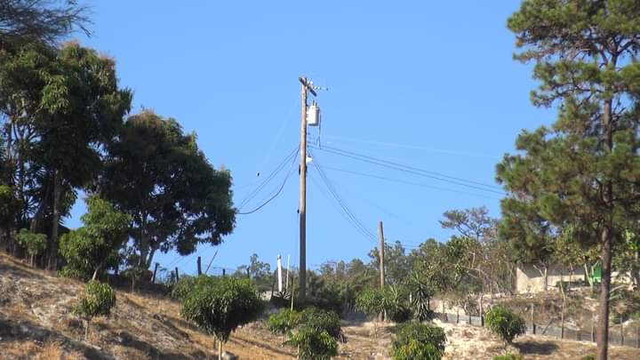 ComayaguaMuni's tweet photo. #Electricidad: Habitantes de la comunidad de #LasGradas, ahora cuentan con un importante proyecto de #EnergíaEléctrica, construido por la @ComayaguaMuni que dirige el #AlcaldeCarlosMiranda, beneficiando al menos 350 habitantes de este sector.
#ComayaguaAvanza https://t.co/I9VGGdG8kj