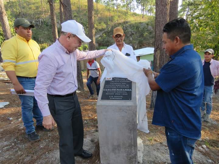 ComayaguaMuni's tweet photo. #Electricidad: Habitantes de la comunidad de #LasGradas, ahora cuentan con un importante proyecto de #EnergíaEléctrica, construido por la @ComayaguaMuni que dirige el #AlcaldeCarlosMiranda, beneficiando al menos 350 habitantes de este sector.
#ComayaguaAvanza https://t.co/I9VGGdG8kj
