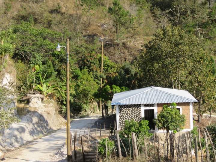 ComayaguaMuni's tweet photo. #Electricidad: Habitantes de la comunidad de #LasGradas, ahora cuentan con un importante proyecto de #EnergíaEléctrica, construido por la @ComayaguaMuni que dirige el #AlcaldeCarlosMiranda, beneficiando al menos 350 habitantes de este sector.
#ComayaguaAvanza https://t.co/I9VGGdG8kj