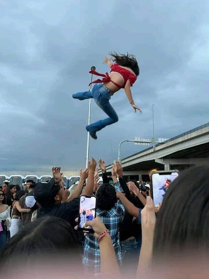 El Dj: arriba las que se enculan de puro pendejo

MI AMIGA: