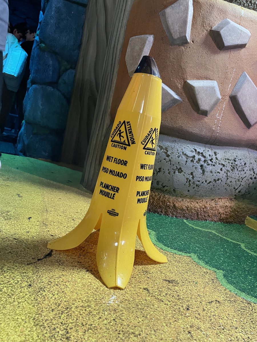 This was a nice little detail at Super Nintendo World. Best part was I saw two people bump into the banana peel.