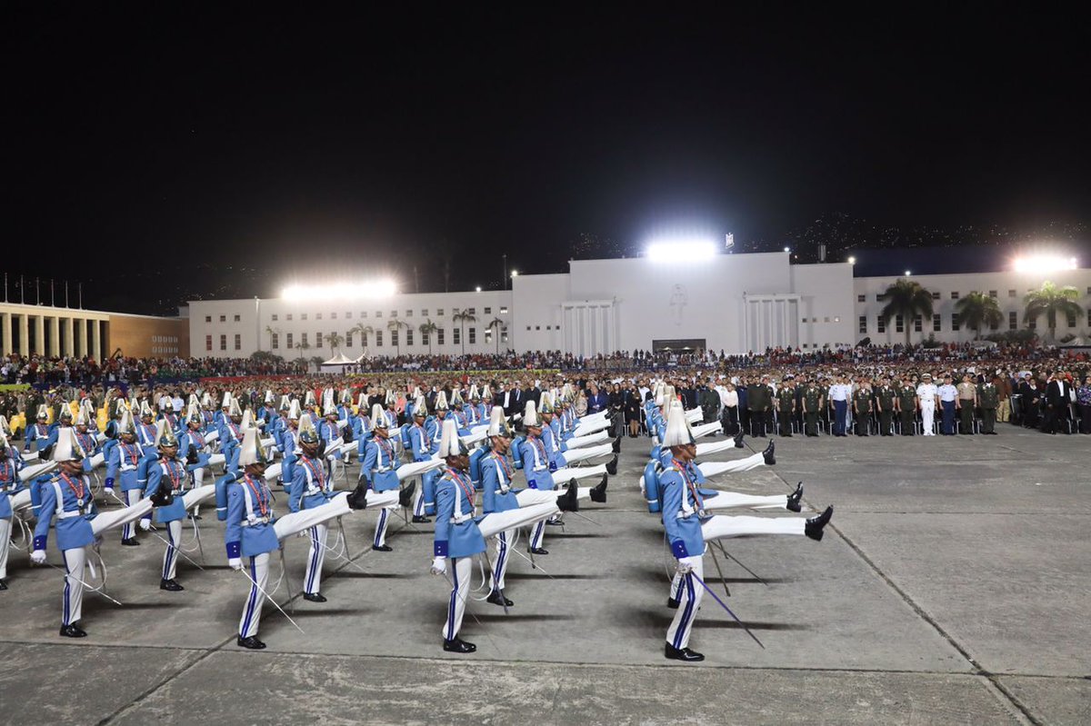 ejercito_ve's tweet photo. Desde el Patio de Honor de la @Umbv_Fanb el Pdte. @NicolasMaduro CJ de la #FANB presidió el acto con motivo de la Misa Ecuménica y Desfile Militar en Honor a los 10 años de la siembra del Cmdte Chávez, quien permanece mas vivo que nunca en su Fuerza Armada Nacional Bolivariana. https://t.co/djdySqyGXA
