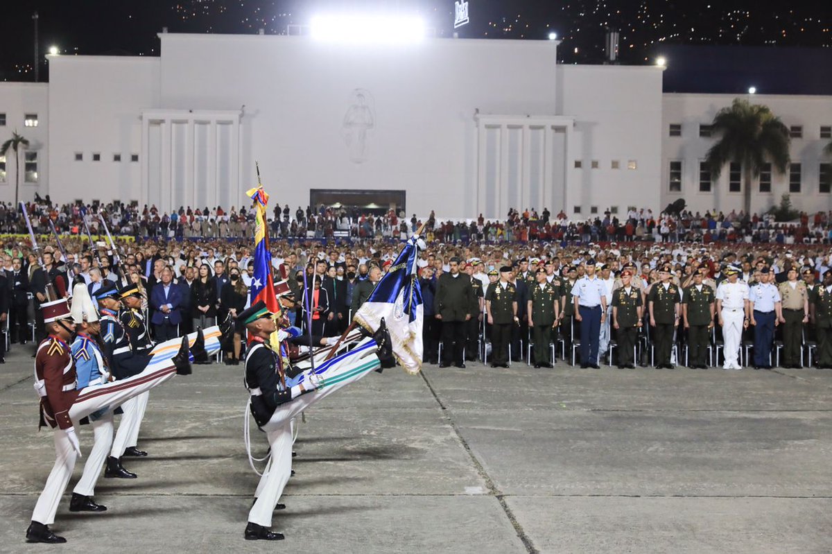 ejercito_ve's tweet photo. Desde el Patio de Honor de la @Umbv_Fanb el Pdte. @NicolasMaduro CJ de la #FANB presidió el acto con motivo de la Misa Ecuménica y Desfile Militar en Honor a los 10 años de la siembra del Cmdte Chávez, quien permanece mas vivo que nunca en su Fuerza Armada Nacional Bolivariana. https://t.co/djdySqyGXA
