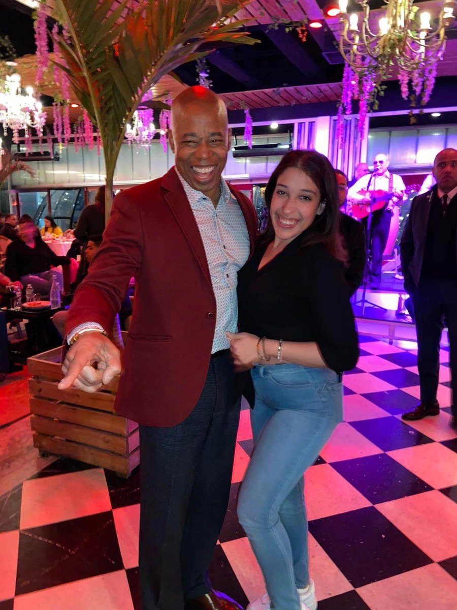 xojessicatorres's tweet photo. When you go out to a celebratory dinner with your boyfriend and his family and meet @NYCMayor as you're about to leave. @theneckofthrogs  #AboutLastNight 🌃🗽 https://t.co/Jr7Ijwhzzd