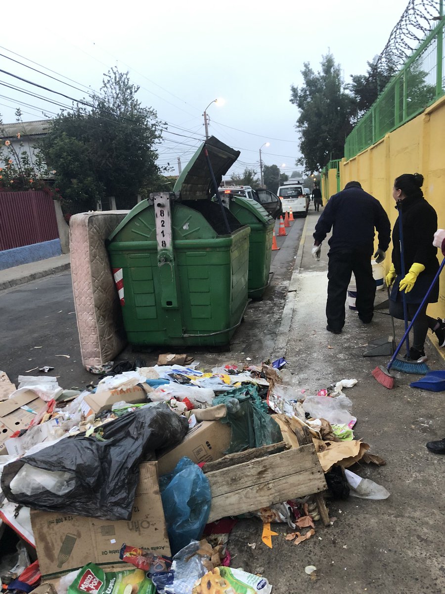 MichelleIv0nne's tweet photo. @MacaRipa cómo le pedimos a nuestros estudiantes sean limpios si los basureros y las calles por donde entran están atestados de basura. Merecemos dignidad: los profesores, los estudiantes y sobretodo los auxiliares, quienes, sin que sea su responsabilidad, los mandan a limpiar. https://t.co/THtOWKpZ71