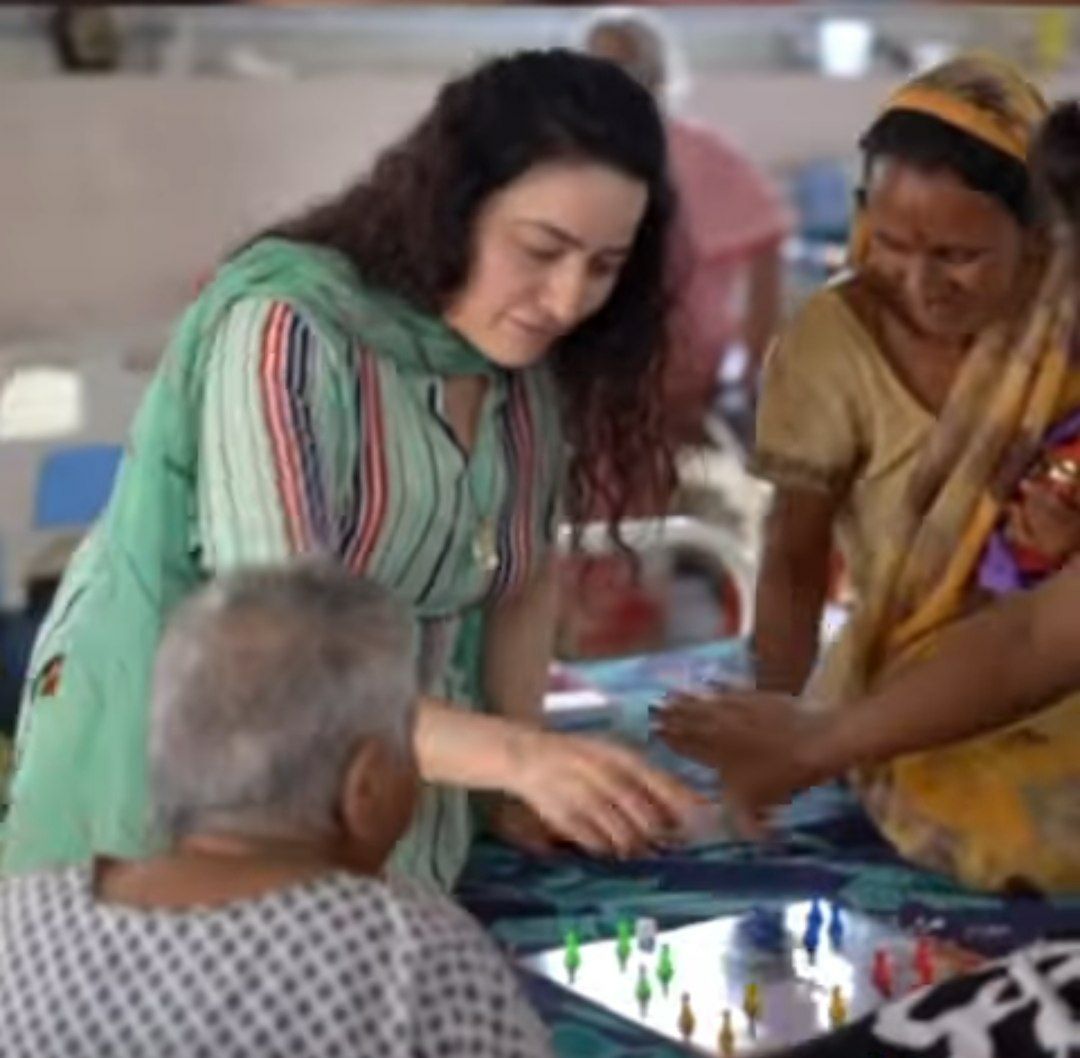 MohobbatPaak's tweet photo. To lead by example, Guruji’s daughter Honeypreet Insan has become the first person to lead this welfare. She made Mother’s Day special for hundreds of people in old age homes by visiting them, spending time with them and distributing sweets &amp; stoles.
#ElderlyCare https://t.co/jSYI8frKgs