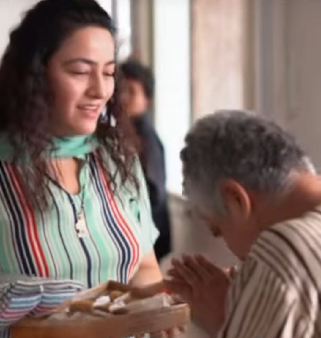 MohobbatPaak's tweet photo. To lead by example, Guruji’s daughter Honeypreet Insan has become the first person to lead this welfare. She made Mother’s Day special for hundreds of people in old age homes by visiting them, spending time with them and distributing sweets &amp; stoles.
#ElderlyCare https://t.co/jSYI8frKgs