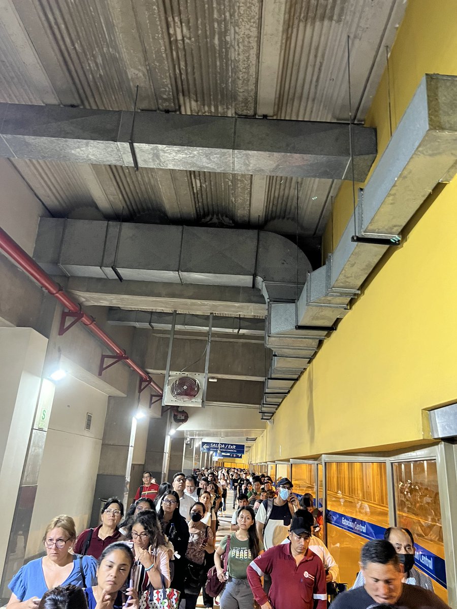 JavierPachas's tweet photo. @noticiAmerica #QueVuelvaLaRutaC  es totalmente ineficiente tener que esperar 45min en que llegue a nueva ruta E. https://t.co/cIOffjV3Xu