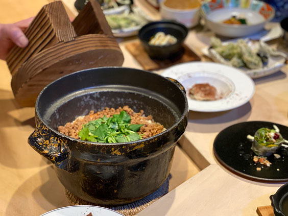 asianbeat_ch's tweet photo. 這次要為大家介紹的是位於福岡市中心部・天神附近的，鮮為人知的日本料理店“Isogiyokarazu 博多總店”。以使用新鮮的海鮮來製作和食料理為主的該店，其所著手製作的素食料理究竟是❓快來品嚐一下這些不僅味道上乘，且外觀美麗養眼的菜餚吧🎶詳見🔻
https://t.co/P4As0OAh4p https://t.co/Tc3lGhufIb