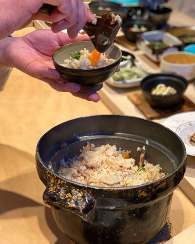 asianbeat_ch's tweet photo. 這次要為大家介紹的是位於福岡市中心部・天神附近的，鮮為人知的日本料理店“Isogiyokarazu 博多總店”。以使用新鮮的海鮮來製作和食料理為主的該店，其所著手製作的素食料理究竟是❓快來品嚐一下這些不僅味道上乘，且外觀美麗養眼的菜餚吧🎶詳見🔻
https://t.co/P4As0OAh4p https://t.co/Tc3lGhufIb