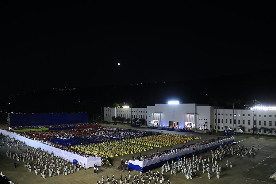 #EnNoticias | Posteriormente en el acto, cadetes de los componentes de la institución castrense desfilaron en el Patio de Honor de la Academia Militar, en una muestra del despliegue de la juventud militar de Venezuela.