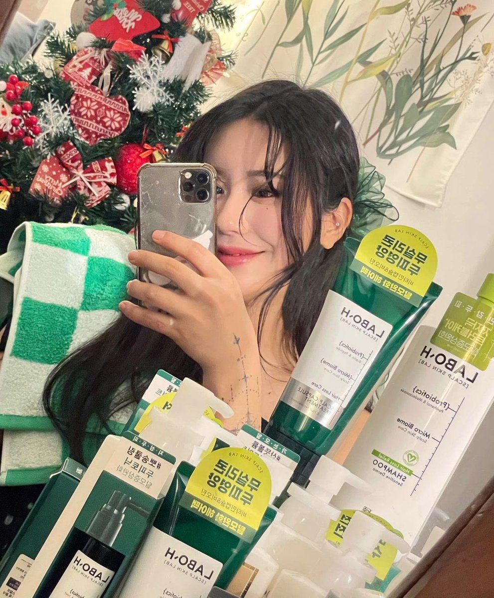 JiaeBrasil's tweet photo. [01.02.23] Jiae via 📸 

"Adorável meu cabelo e jiae Labo-h. Você fez um ótimo trabalho no meu cabelo Labo-h" https://t.co/2fzhFBmfI6
