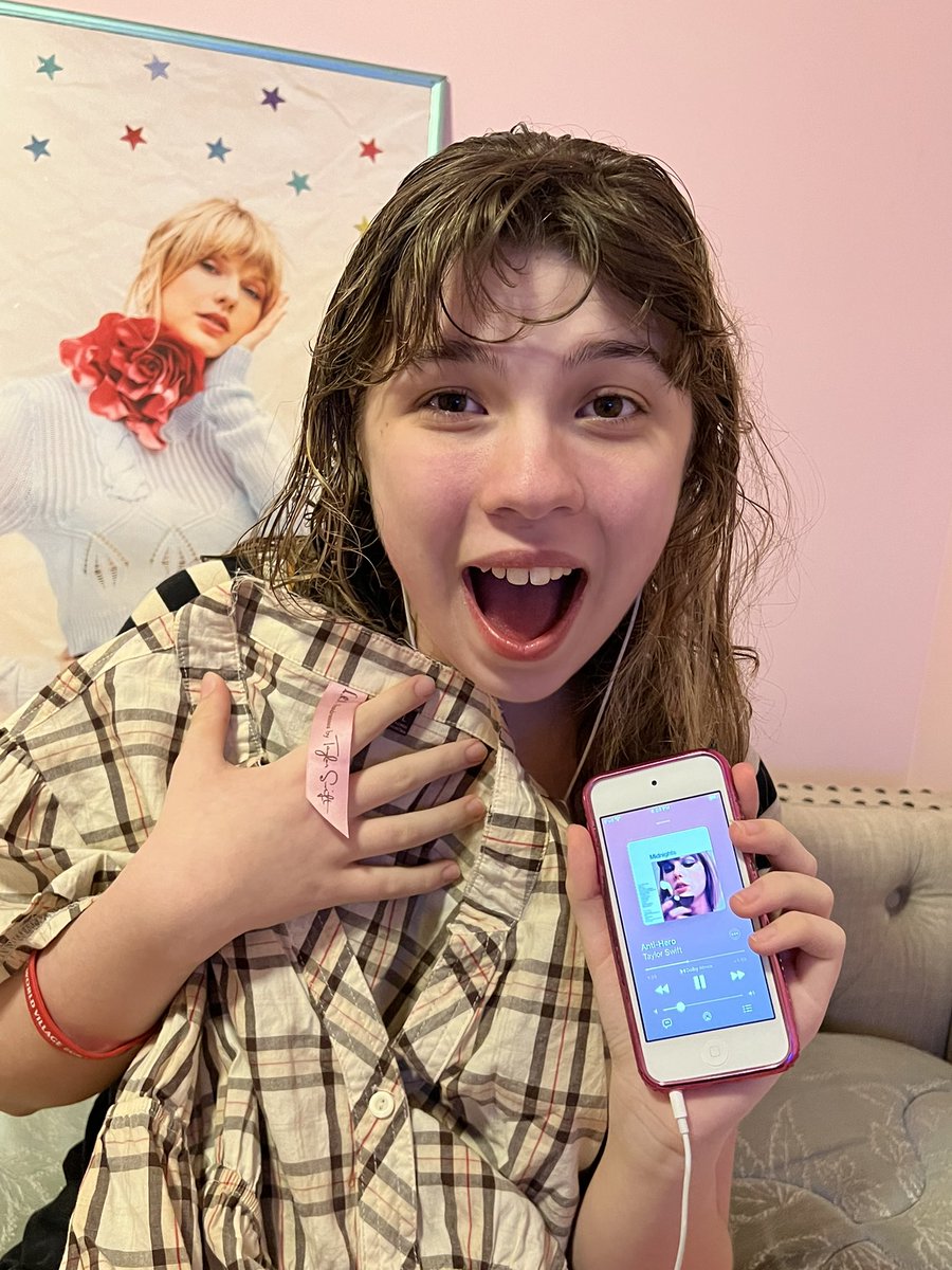 Kristinsartave's tweet photo. Just me making friendship bracelets and freaking out till I see @taylornation13 for the very first time in #PittsburghTSTheErasTour I LOVE YOU TAYLOR!!! #swiftie https://t.co/DEgMpSQwDx