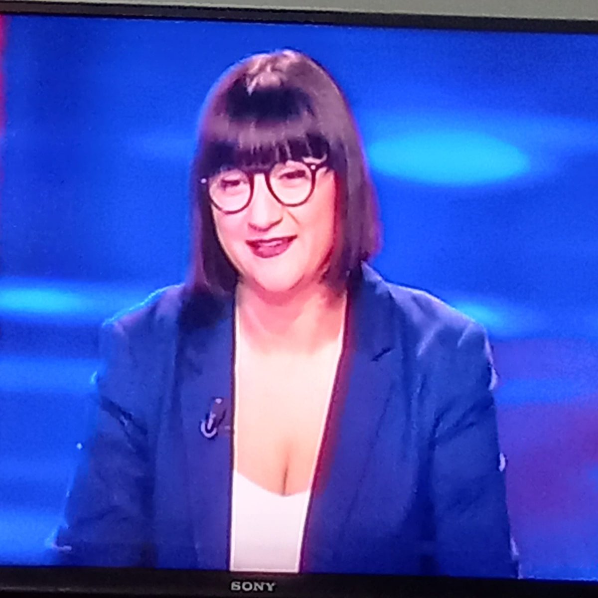 PatoCornejo's tweet photo. #ConGanasDePreguntar 

¿Encuentran a alguien parecido a esta persona de TVE? https://t.co/2O1bjD7Uhm