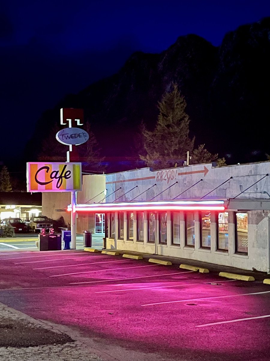 PineyRealm's tweet photo. Here in Twin Peaks, nothing quite like that predawn blue before a new day kindles sky and mountain. https://t.co/NtikQIw0DF