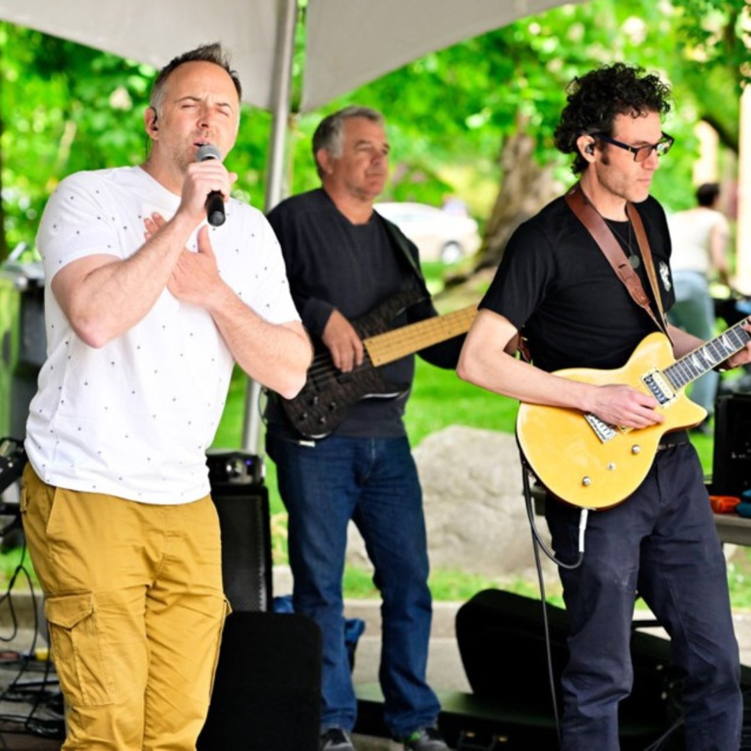 Here is Cakewalk performs for the crowds at the festival in Tipperary Park. Do you have any requests for performers this year at the Festival in the Park?

#newwestminister #newwest #downtownnewest #Community #hyackfestival #hyackparade #supportinglocal #dailyhivevancouver