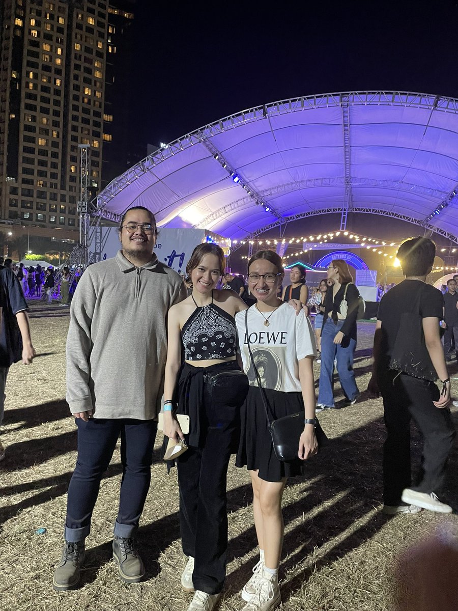 susieeeee's tweet photo. Arctic Monkeys live in Manila https://t.co/niLhjrVr35
