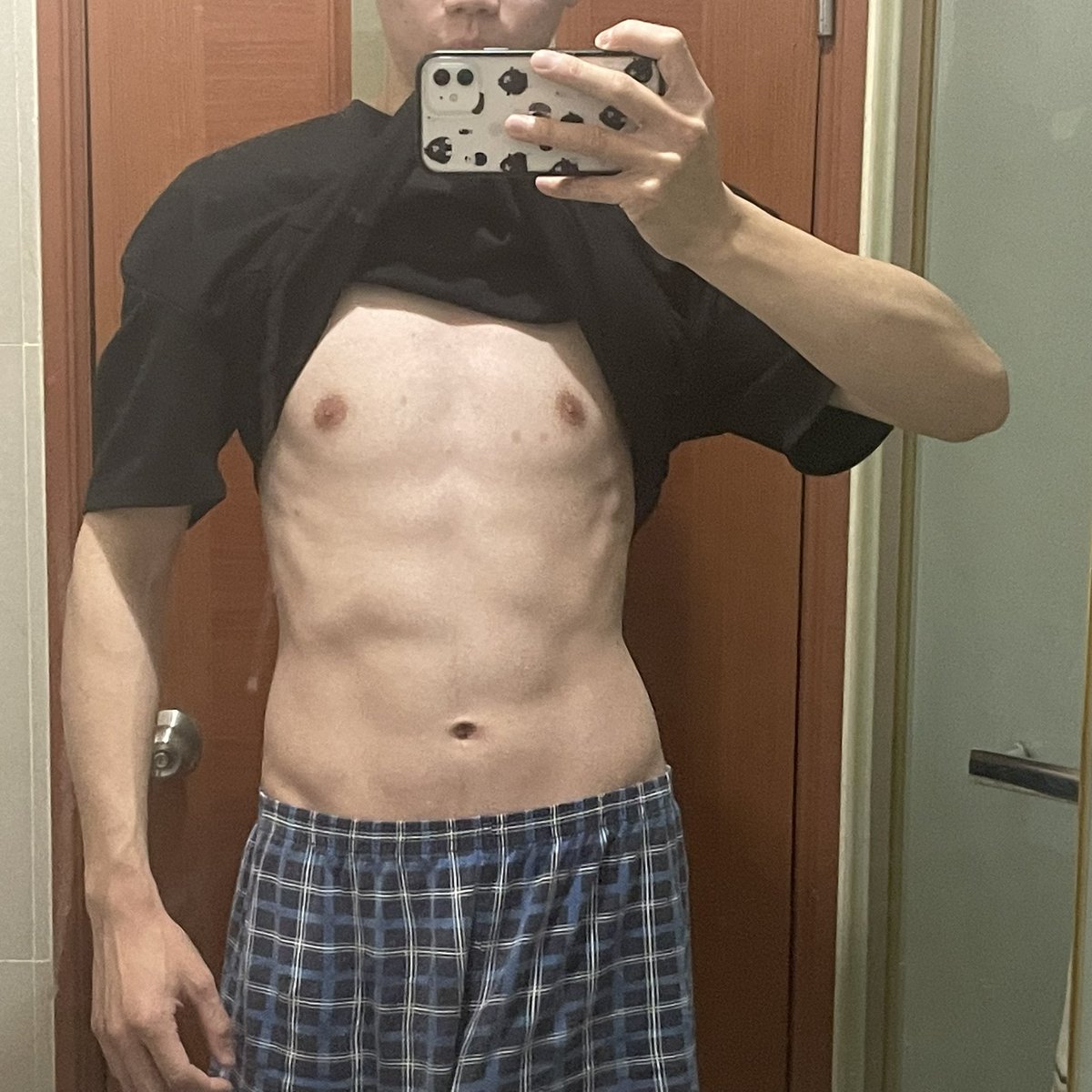 HitosnR's tweet photo. Workout 🔥 🔥

好想再吃胖一點啊啊啊 ，目標75kg

#桃園 #運動 #健身 #腹肌 #一起運動嗎 https://t.co/YjOyGZtcYS