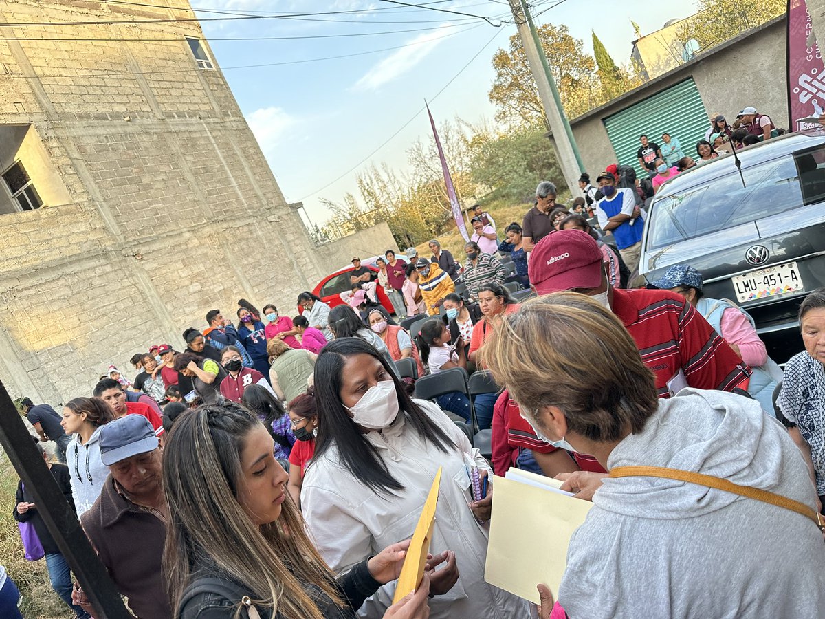 ParticipacionT's tweet photo. 🔴 ¡𝐒𝐞𝐠𝐮𝐢𝐦𝐨𝐬 𝐯𝐢𝐬𝐢𝐭𝐚𝐧𝐝𝐨 𝐚 𝐥𝐚𝐬 𝐲 𝐥𝐨𝐬 𝐯𝐞𝐜𝐢𝐧𝐨𝐬 𝐝𝐞 𝐥𝐚𝐬 𝐜𝐨𝐥𝐨𝐧𝐢𝐚𝐬 𝐩𝐫𝐢𝐨𝐫𝐢𝐭𝐚𝐫𝐢𝐚𝐬 𝐝𝐞 𝐓𝐥𝐚𝐥𝐩𝐚𝐧! 

Por instrucciones de nuestra jefa de Gobierno la Dra. @Claudiashein visitamos las colonias prioritarias de la demarcación 2/1 https://t.co/XNyLbwDXFr