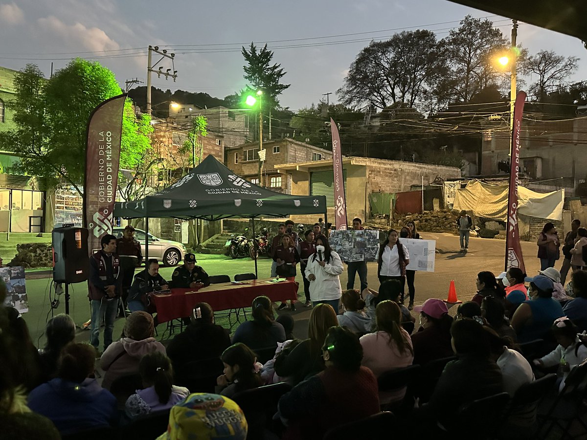ParticipacionT's tweet photo. 🔴 ¡𝐒𝐞𝐠𝐮𝐢𝐦𝐨𝐬 𝐯𝐢𝐬𝐢𝐭𝐚𝐧𝐝𝐨 𝐚 𝐥𝐚𝐬 𝐲 𝐥𝐨𝐬 𝐯𝐞𝐜𝐢𝐧𝐨𝐬 𝐝𝐞 𝐥𝐚𝐬 𝐜𝐨𝐥𝐨𝐧𝐢𝐚𝐬 𝐩𝐫𝐢𝐨𝐫𝐢𝐭𝐚𝐫𝐢𝐚𝐬 𝐝𝐞 𝐓𝐥𝐚𝐥𝐩𝐚𝐧! 

Por instrucciones de nuestra jefa de Gobierno la Dra. @Claudiashein visitamos las colonias prioritarias de la demarcación 2/1 https://t.co/XNyLbwDXFr