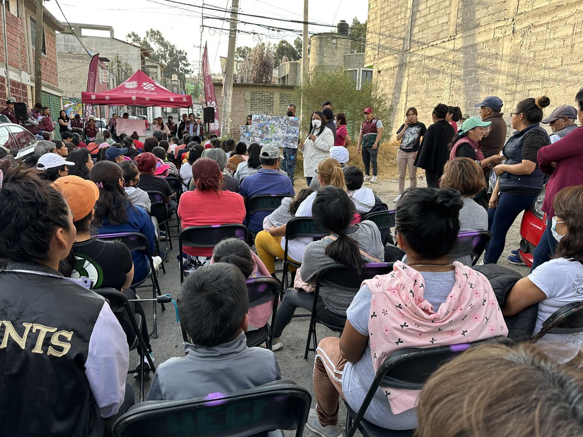 ParticipacionT's tweet photo. 🔴 ¡𝐒𝐞𝐠𝐮𝐢𝐦𝐨𝐬 𝐯𝐢𝐬𝐢𝐭𝐚𝐧𝐝𝐨 𝐚 𝐥𝐚𝐬 𝐲 𝐥𝐨𝐬 𝐯𝐞𝐜𝐢𝐧𝐨𝐬 𝐝𝐞 𝐥𝐚𝐬 𝐜𝐨𝐥𝐨𝐧𝐢𝐚𝐬 𝐩𝐫𝐢𝐨𝐫𝐢𝐭𝐚𝐫𝐢𝐚𝐬 𝐝𝐞 𝐓𝐥𝐚𝐥𝐩𝐚𝐧! 

Por instrucciones de nuestra jefa de Gobierno la Dra. @Claudiashein visitamos las colonias prioritarias de la demarcación 2/1 https://t.co/XNyLbwDXFr