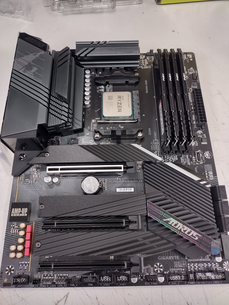 TechbenchTales's tweet image. Today&apos;s Build, Fractal Design, Nice Case
#tech #techbench #techbenchtales #technology