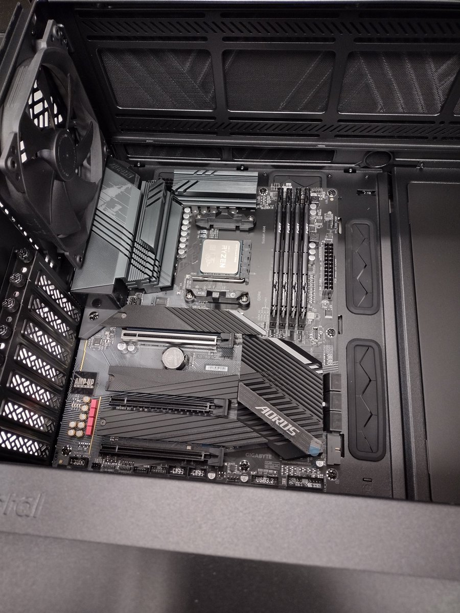 TechbenchTales's tweet image. Today&apos;s Build, Fractal Design, Nice Case
#tech #techbench #techbenchtales #technology