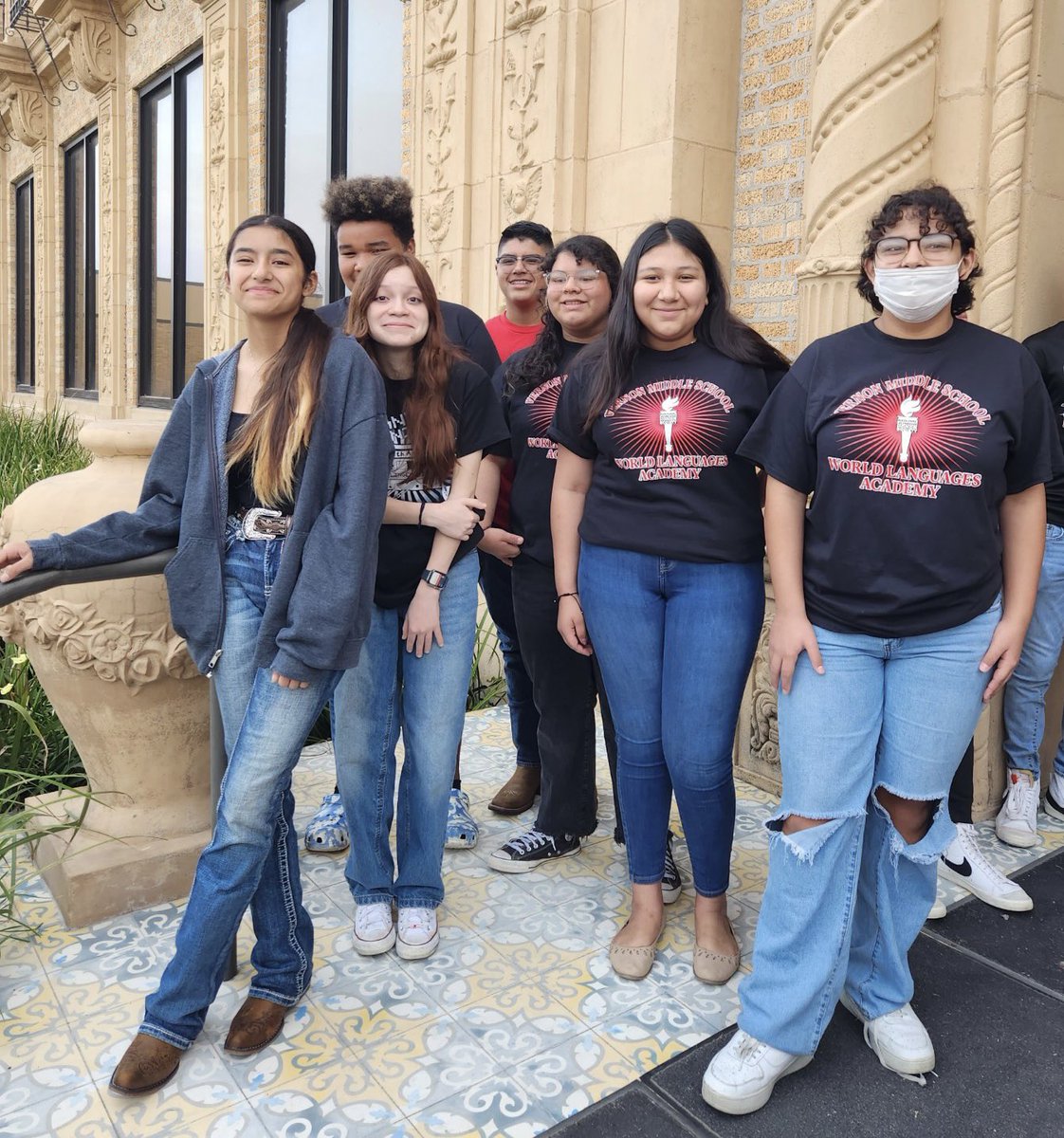 VernonMSWLA's tweet photo. We kicked off Texas Public School Week with our NJHS, Cheer &amp; #MustangAlumni Varsity players! It was a great morning! #AlwaysAMustang #MustangPride ❤️🖤🌎🏆 Thank you music teachers for the 🎼🎶 @ArelyRTamez ❤️🖤🧡💚 https://t.co/4p5kUs0Kfg