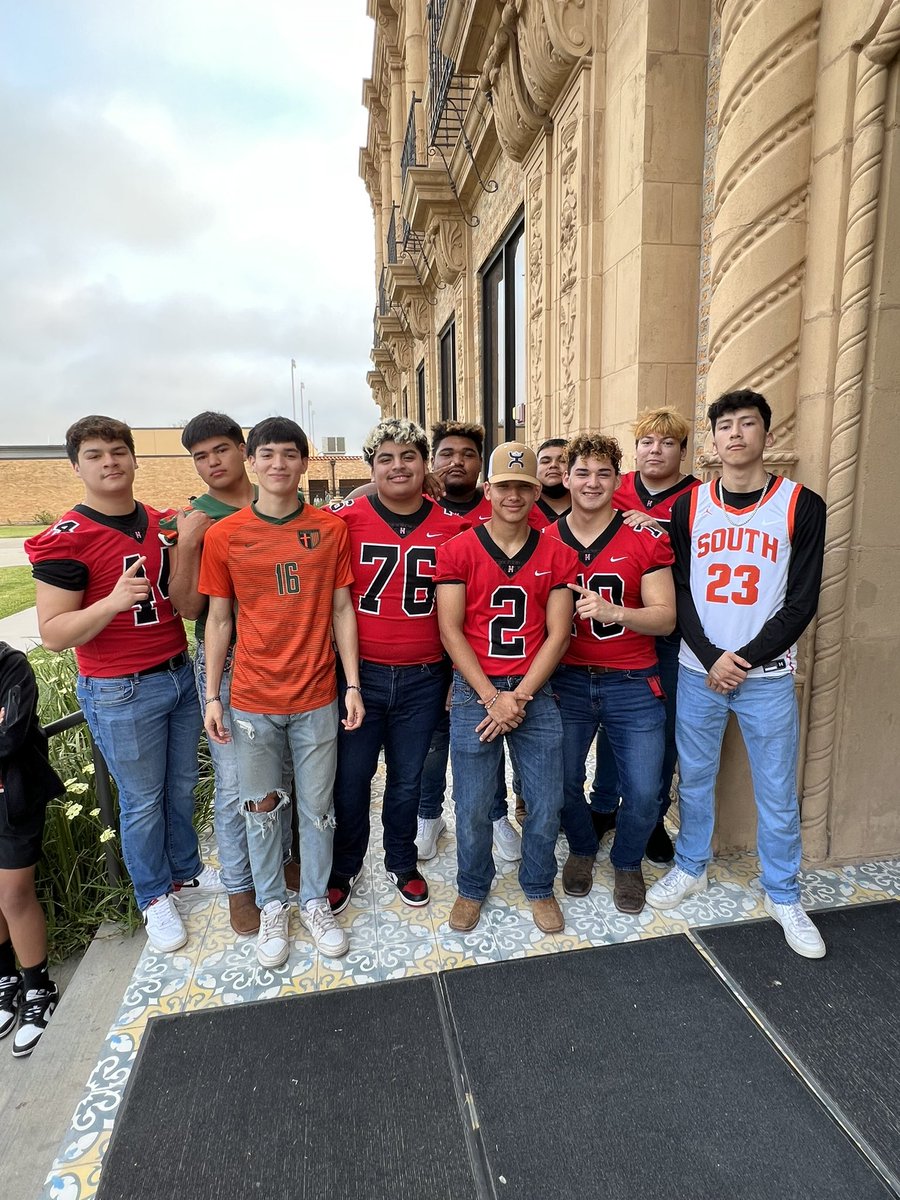VernonMSWLA's tweet photo. We kicked off Texas Public School Week with our NJHS, Cheer &amp; #MustangAlumni Varsity players! It was a great morning! #AlwaysAMustang #MustangPride ❤️🖤🌎🏆 Thank you music teachers for the 🎼🎶 @ArelyRTamez ❤️🖤🧡💚 https://t.co/4p5kUs0Kfg