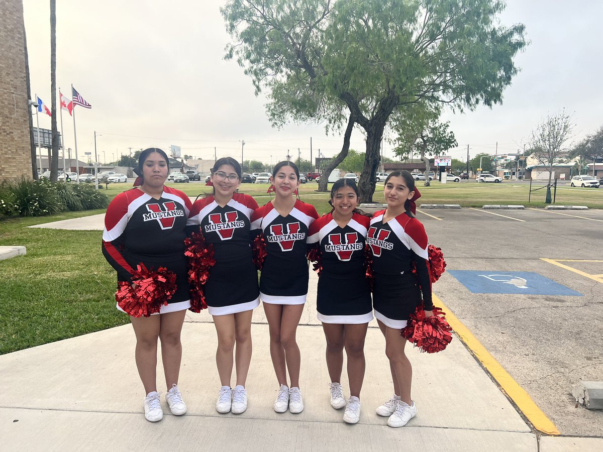 VernonMSWLA's tweet photo. We kicked off Texas Public School Week with our NJHS, Cheer &amp; #MustangAlumni Varsity players! It was a great morning! #AlwaysAMustang #MustangPride ❤️🖤🌎🏆 Thank you music teachers for the 🎼🎶 @ArelyRTamez ❤️🖤🧡💚 https://t.co/4p5kUs0Kfg