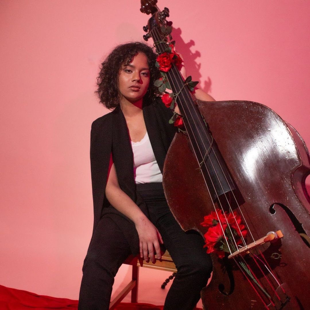 WoodshedNetwork's tweet photo. #MeetTheMentees @LianyMateo

Influenced by a mix of hard-hitting straight-ahead swing, free avant-garde, deep pocket groove, Mateo is a chameleon, fitting into diverse musical situations. 

#womeninjazz #womeninmusic #bassist https://t.co/uVKKxeXuia