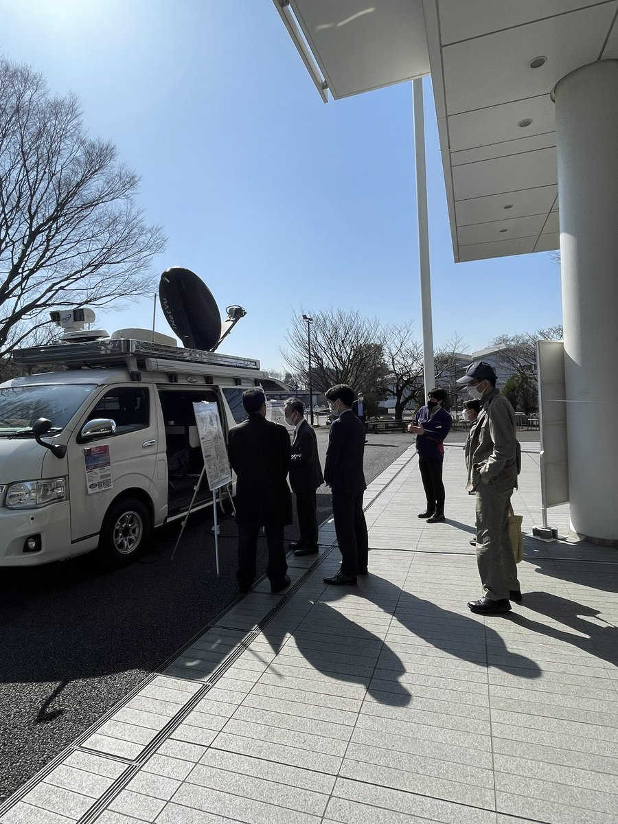 NICT_WIRELESS's tweet photo. #電子情報通信学会総合大会
 初日。衛星通信車載地球局を用いたデモンストレーション、始まりました😊 
晴れて良かったー🌞
#NICT #衛星通信 #芝浦工業大学 #パラボラ https://t.co/WXenLMVu5M