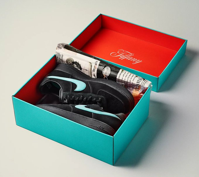 jrdunlap's tweet photo. LIVE in 1HOUR ⚡️
Ad: Tiffany &amp; Co. x Nike Air Force 1 Low 

UK https://t.co/Kt1GCxRqpy
FR https://t.co/UwiovYvfa3
DE https://t.co/ixjlYiWSw5
NL https://t.co/tbcfujLrVU
IT https://t.co/rHFMeFxF6E
ES https://t.co/YWis1qE5Jr https://t.co/VPVkz3awDm