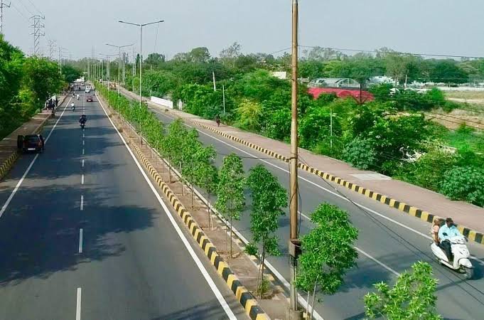 Navneetsahay's tweet photo. @NHAI_Official Trees give us5things 
Coolness&amp;shade
Soak up carbon emission &amp;dust on highways&amp; cities&amp;produce oxygen 
Bring rainfall
Store rain water in roots&amp; augment U.ground water resource 
So planting wideleaf tree on ground in median&amp; pavements shd be a dharma a mission for all agencies https://t.co/v4lQ9vTBq0