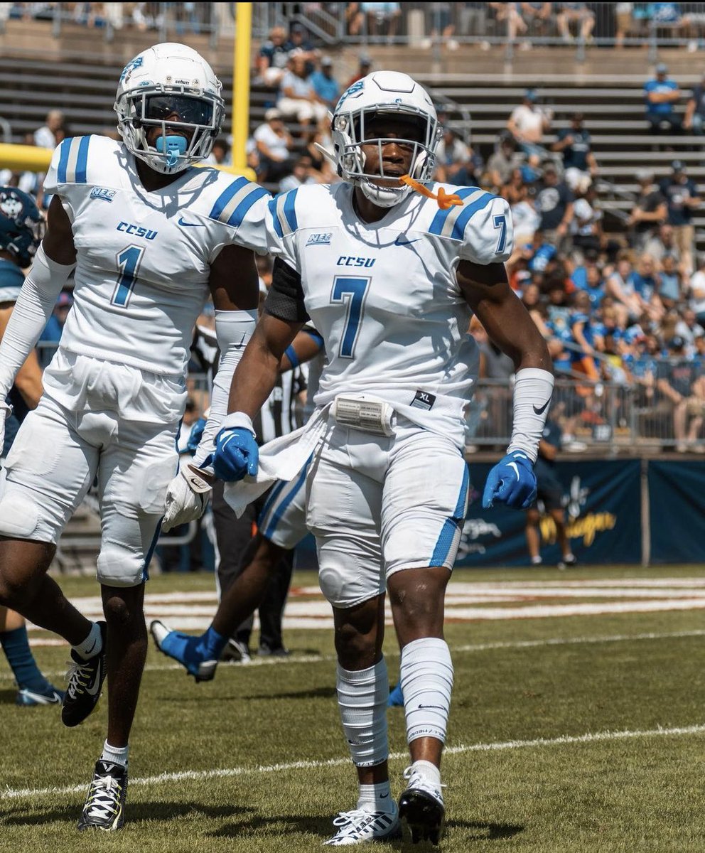 Blessed to receive a D1 offer to Central Connecticut🙏🏾🔵⚪️ <a href="/JUCOFFrenzy/">JUCO Football Frenzy</a>