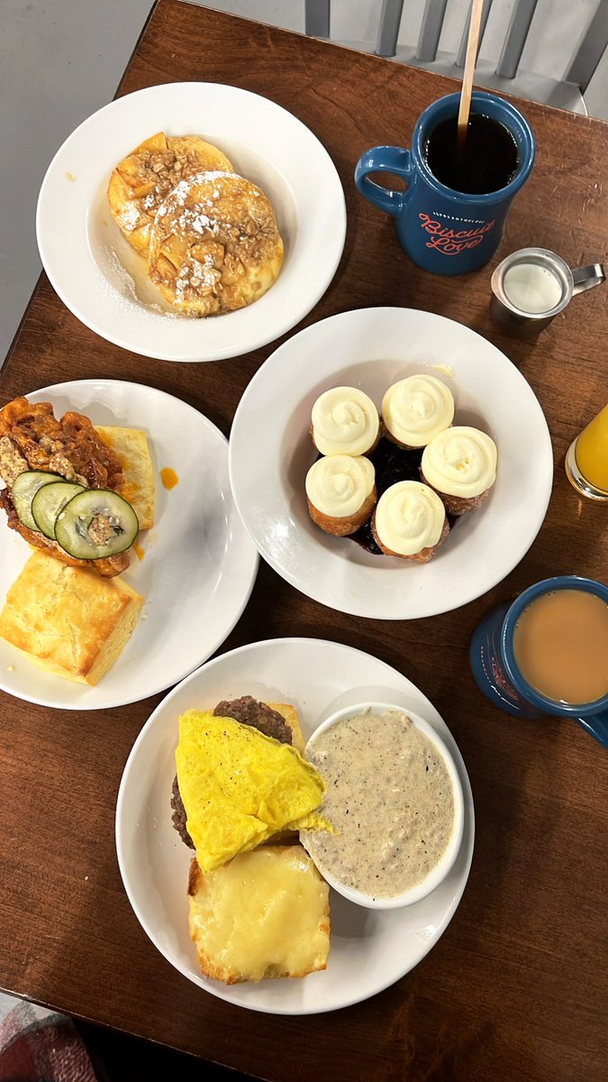 Gabby_Hoffman's tweet image. While in Nashville for @SafariClubIntl , I was able to catchup with my good friend @ECContessa . We dined at @BiscuitLoveNash in The Gulch &amp;amp; toured the @theryman. HIGHLY recommend!

With so many friends living in Music City now, I need to plan more visits. Ha!…