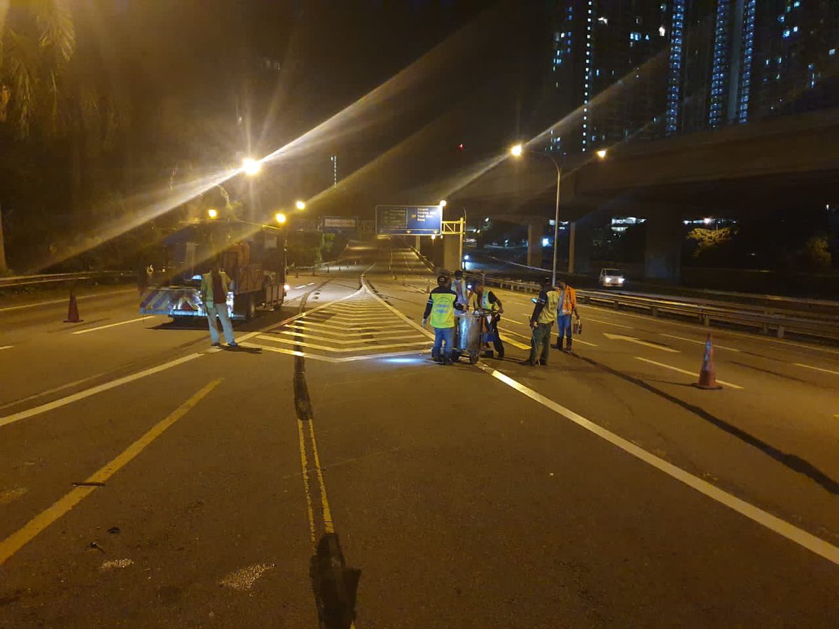 spehighway's tweet photo. Pekerja Duke 3- SPE telah melakukan kerja-kerja “line marking” di Lebuhraya Salak bagi laluan arah Cheras ke Petaling Jaya bagi memastikan keselamatan para pengguna lebuhraya.Hati - hati memandu. https://t.co/RZFW32al8W