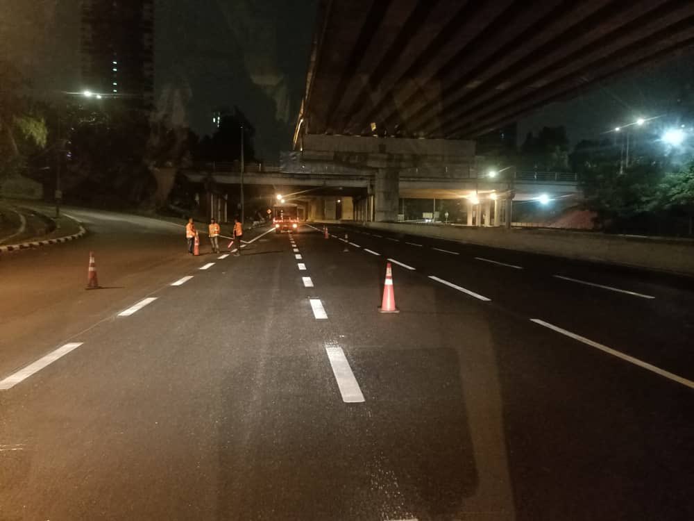spehighway's tweet photo. Pekerja Duke 3- SPE telah melakukan kerja-kerja “line marking” di Lebuhraya Salak bagi laluan arah Cheras ke Petaling Jaya bagi memastikan keselamatan para pengguna lebuhraya.Hati - hati memandu. https://t.co/RZFW32al8W