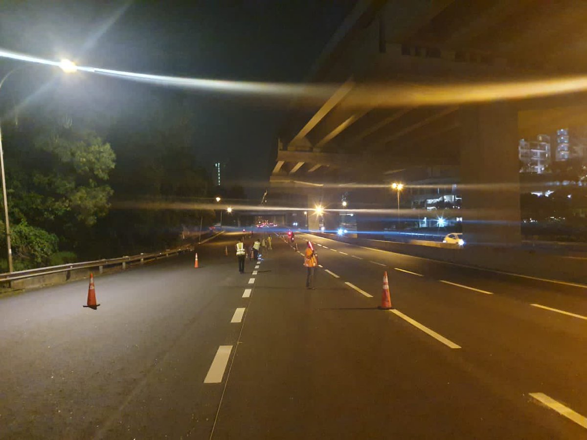 spehighway's tweet photo. Pekerja Duke 3- SPE telah melakukan kerja-kerja “line marking” di Lebuhraya Salak bagi laluan arah Cheras ke Petaling Jaya bagi memastikan keselamatan para pengguna lebuhraya.Hati - hati memandu. https://t.co/RZFW32al8W