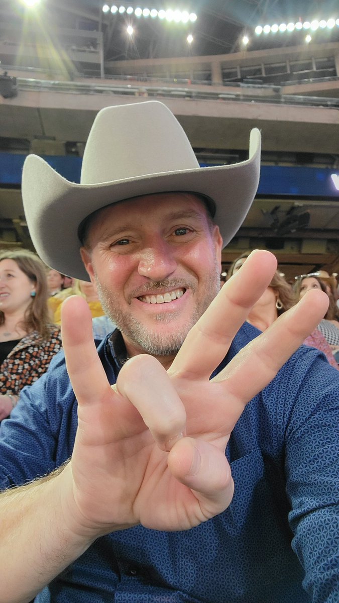 JayClancy's tweet photo. #RODEOHOUSTON https://t.co/hinesikQyk