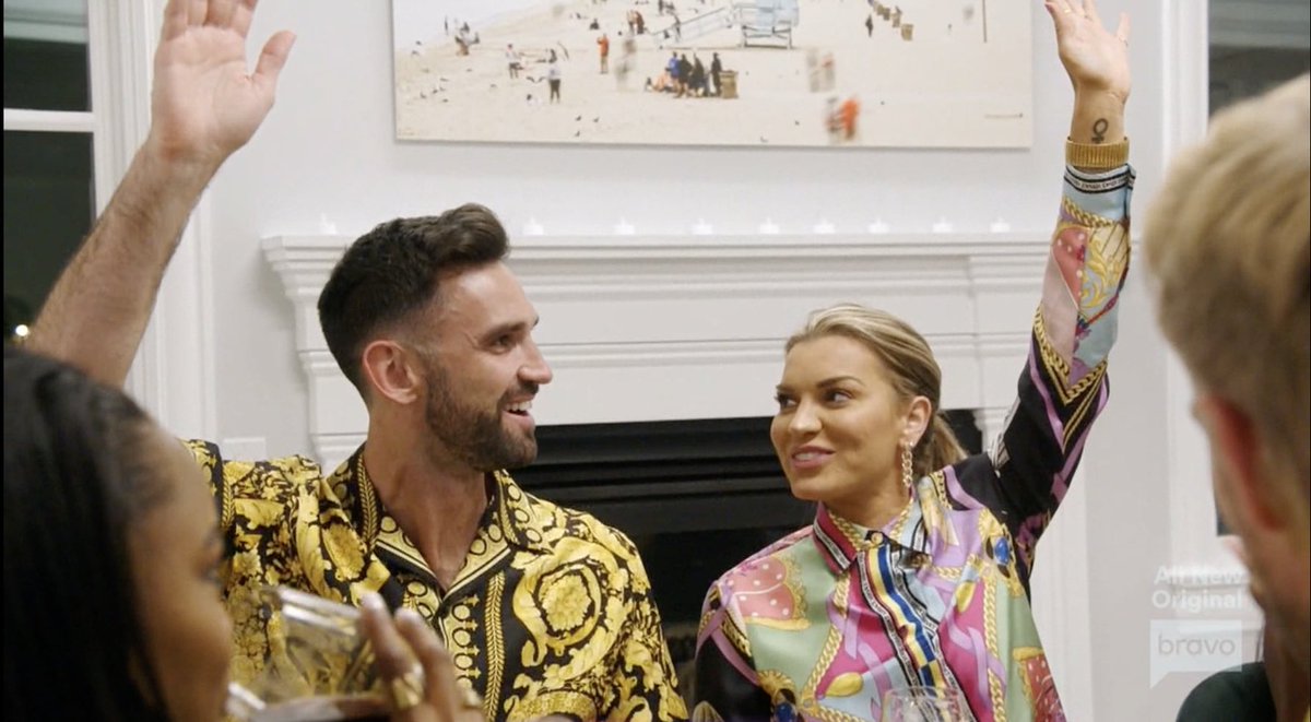 dramabananna's tweet image. Raise your hand if you want Andrea back full time #SummerHouse