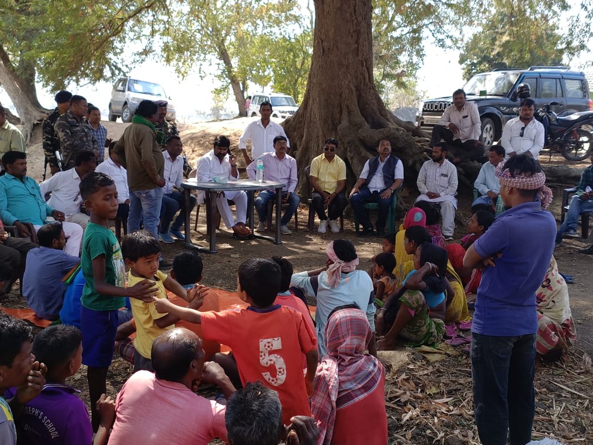 HansdakVijay's tweet photo. कल देर शाम तक @JmmJharkhand कार्यकर्ताओं के साथ पाकुड़ जिला के महेशपुर प्रखंड क्षेत्र में देवीनगर, खुरीडीह, गंगमुंडी, प्रतापपुर, छकुधारा, पथरिया और बलियाडांगल सहित दर्जनों गांवों का दौरा किया। ग्रामीणों की समस्याओं से अवगत हुआ। अधिकारियों को उसके निदान हेतु निर्देश दिया। https://t.co/0vtNPYOs7Y