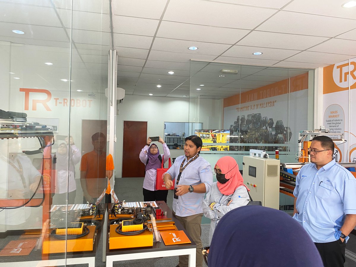 tr_trobot's tweet image. 6th February 2023 - T-Robot was pleased to receive a visit from MATRADE, represented by Mrs. Zaleha Jaafar, Director of E&amp;amp;E, ICT, Machinery &amp;amp; Equipment Section to Co9P Robotic Centre. 

@mtdcmalaysia 
@matrade 

#trobot #co9p #mtdc #matrade